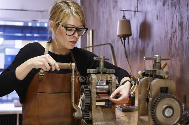 Orfèvre en atelier au travail — Photo de stock