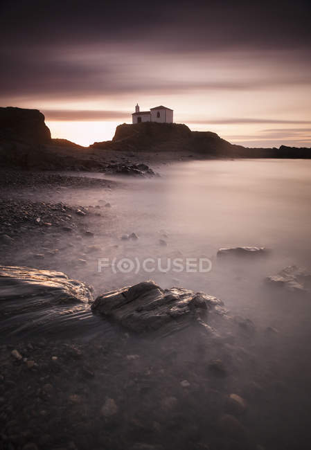 Espanha, Galiza, Valdovino, capela na costa — Fotografia de Stock
