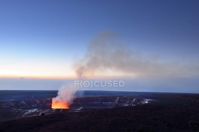 Estados Unidos, Hawai, Isla Grande, Parque Nacional de los Volcanes, Kilauea caldera con erupción volcánica de Halemaumau - foto de stock