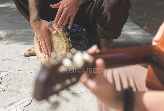 Street musicians playing guitar and drum — Stock Photo