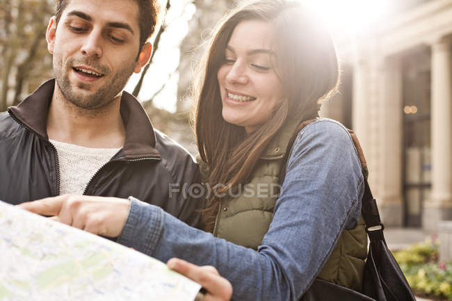 Couple watching city map — Stock Photo
