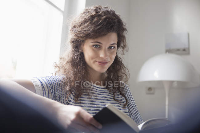 Портрет молодої жінки вдома читання книги — стокове фото