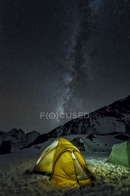 Непал, Хумбу, Эверест, молочный путь и палатка из высокого лагеря на пике Феде ночью — стоковое фото