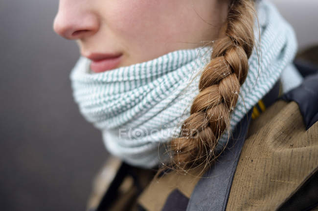 Gouttes de brouillard dans la queue de cochon de la jeune femme — Photo de stock