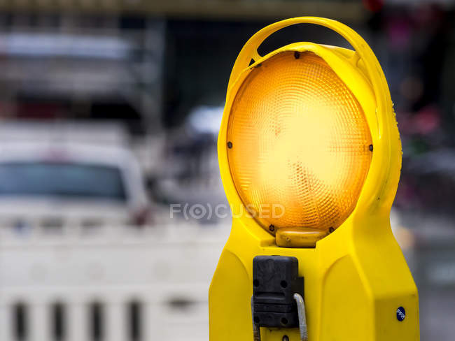 Luz de advertência numa zona de construção de estradas — Fotografia de Stock