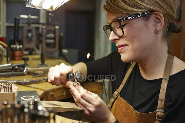 Orfèvre en atelier au travail — Photo de stock