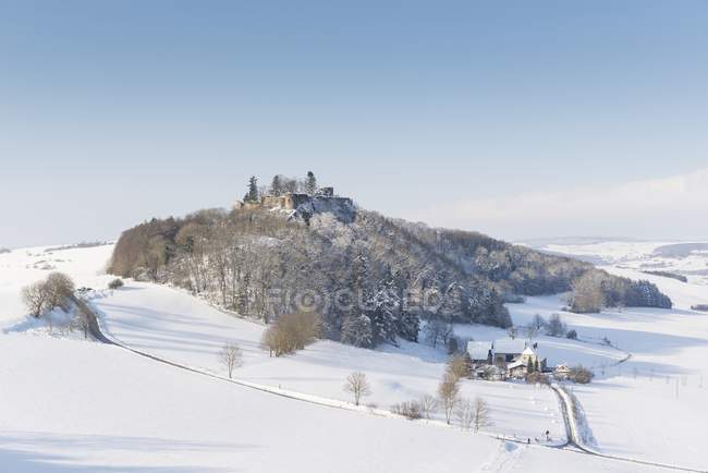 Veduta alla rovina del castello Maegdeberg in inverno, quartiere Constance, Germania — Foto stock