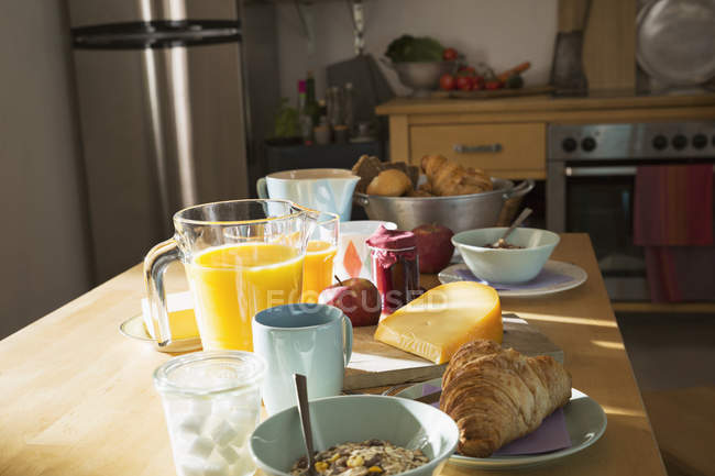 Table de cuisine avec petit déjeuner continental — Photo de stock