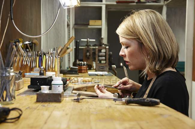 Orfèvre en atelier au travail — Photo de stock