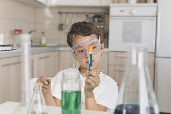 Garçon jouer des expériences scientifiques à la maison — Photo de stock