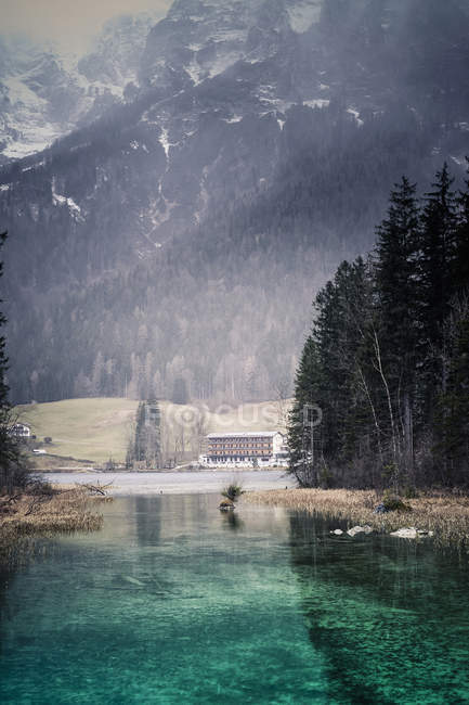 Alemania, Baviera, Ramsau, Hintersee monte y lago a pie - foto de stock