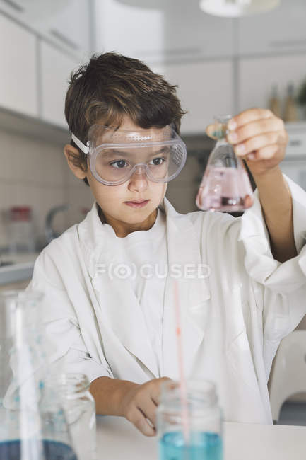 Boy playing science experiments at home — Stock Photo
