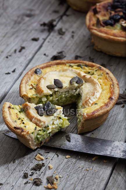 Sliced courgette goat cheese tart with pumpkin seeds — Stock Photo
