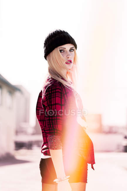 Stylische blonde junge Frau mit schwarzer Wollmütze — Stockfoto