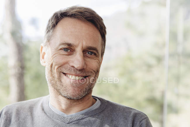 Портрет улыбающегося взрослого мужчины — стоковое фото