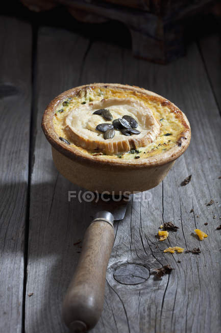 Tarte au fromage de chèvre Courgette aux graines de citrouille — Photo de stock