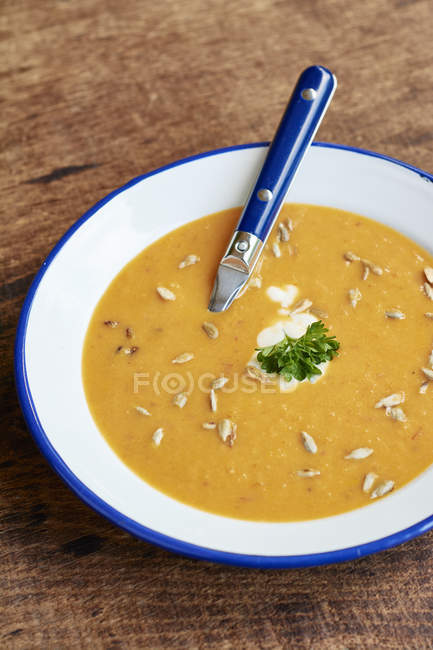 Sopa de ruibarbo con yogur de soja y semillas de girasol en superficie de  madera — Primer plano, legumbres - Stock Photo | #180115290