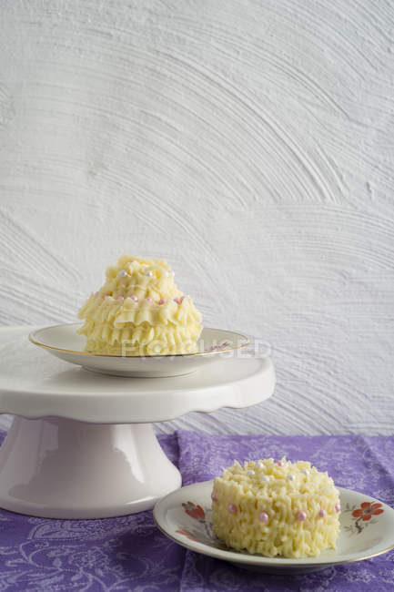 Small tartlets with buttercream on cake stand — Stock Photo