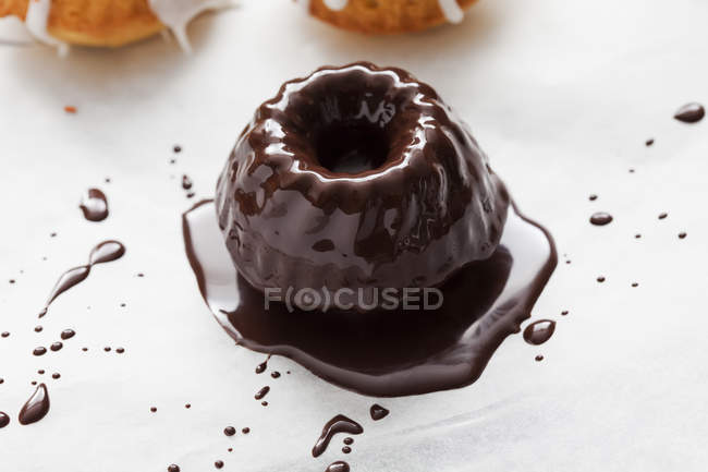 Mini Gugelhupf with chocolate icing — Stock Photo