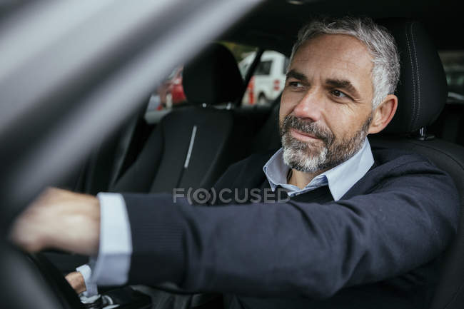 Lächelnder Mann am Steuer eines Autos — Stockfoto