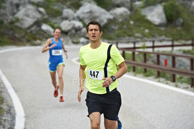 Uomo e donna in corsa in una competizione — Foto stock