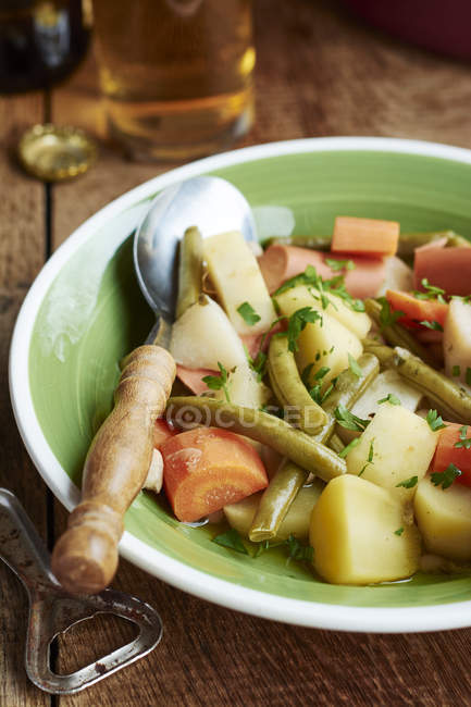 Vegetarian version of the traditional Westphalian Blindhuhn stew with vegan sausage — Stock Photo