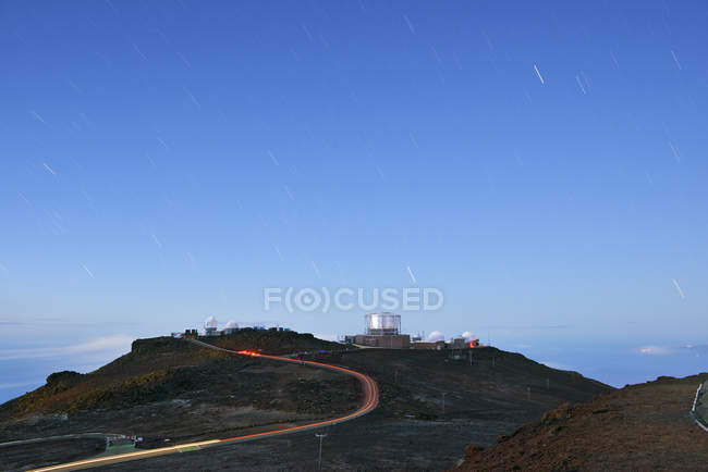 USA, Hawaii, Maui, Haleakala, Observatorium auf Berggipfel unter Sternenhimmel — Stockfoto