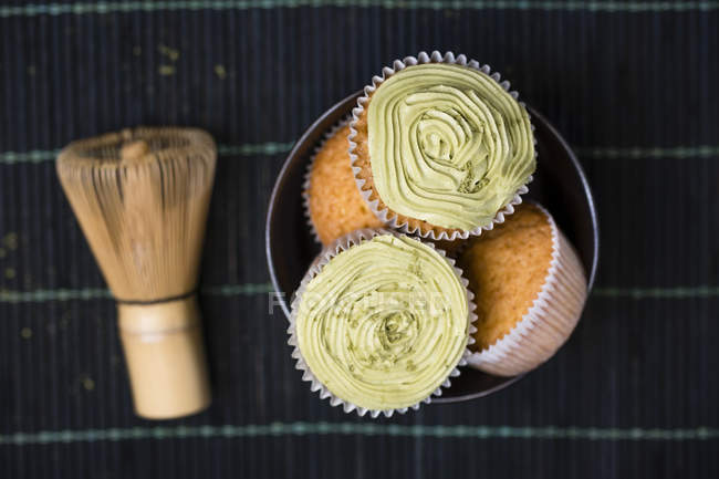 Cupcakes com pó de chá matcha e batedor de chá — Fotografia de Stock