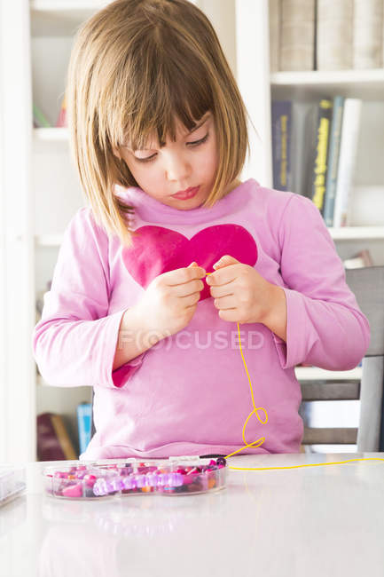 Маленькая девочка, стригущая жемчуг — стоковое фото
