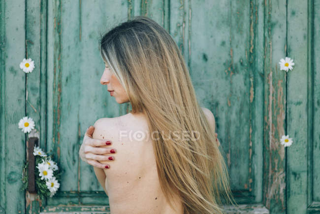 Nua de volta de uma jovem loira ao ar livre — Fotografia de Stock