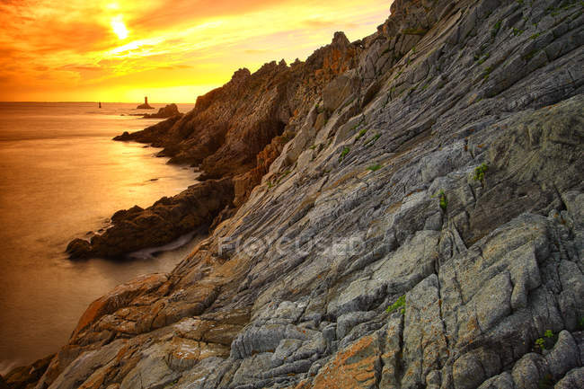 Francia, Bretagna, Pointe du Raz con faro al tramonto — Foto stock