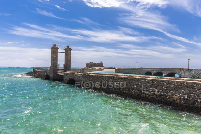Spanien, lanzarote, arrecife, puente de las bolas vor castillo san gabriel — Stockfoto