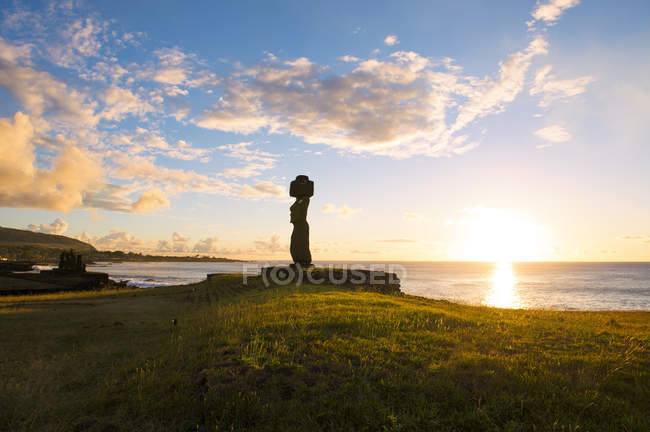 Isola di Pasqua, Hanga Roa, Tramonto con statuetta in pietra di Moai nel complesso cerimoniale Tahai al tramonto, sito archeologico — Foto stock