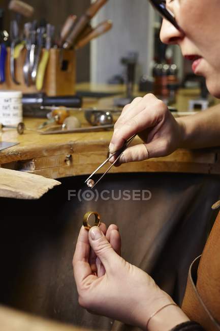 Orfèvre en atelier au travail — Photo de stock