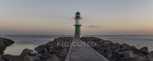 Faro al amanecer en el mar Báltico - foto de stock