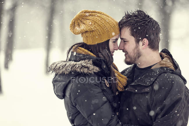 Heureux jeune couple tête à tête en hiver — Photo de stock