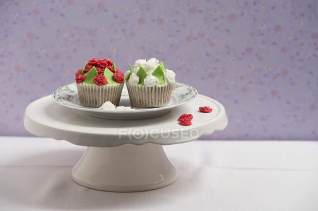 Cupcakes with rose blossom fondant — Stock Photo
