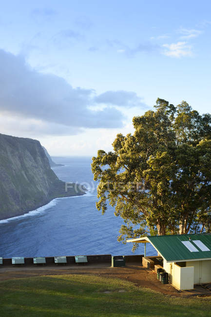 USA, Hawaii, Big Island, Waipio Valley, view from observation point to steep coast — Stock Photo