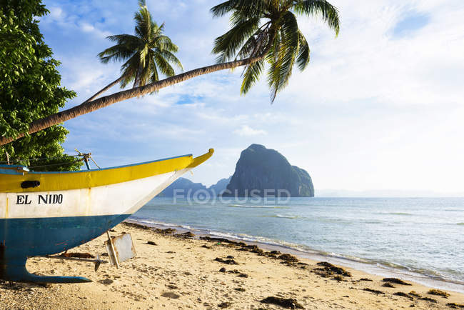 Philippines, Palawan, El Nido, plage de Las Cabanas, bateau de pêche à la plage — Photo de stock