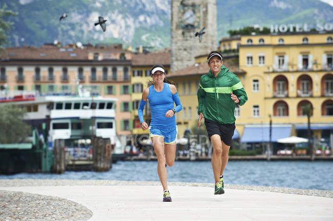 Coppia che corre sul Lago di Garda — Foto stock