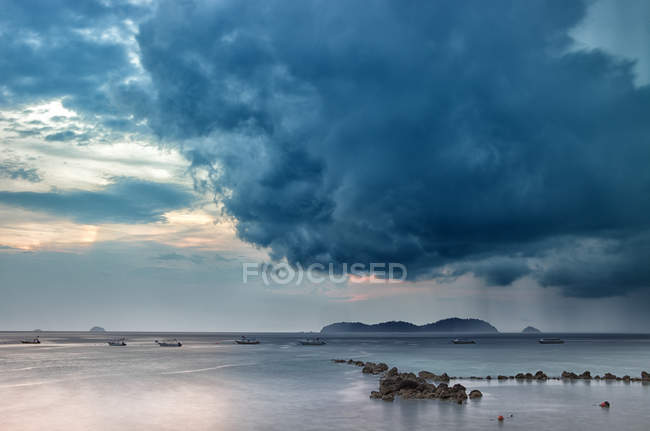 Malaisie, île de Tioman au coucher du soleil à Salang — Photo de stock
