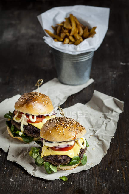 Cheeseburger fatti in casa e patatine fritte — Foto stock