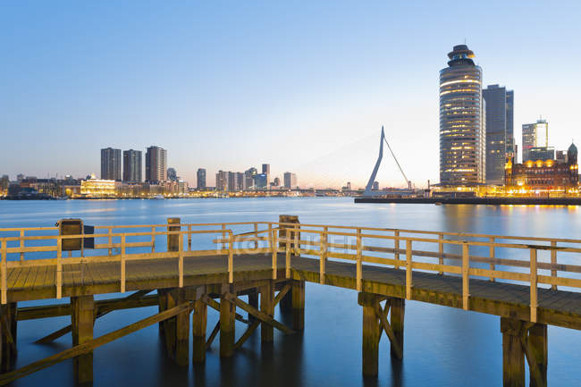 Pays-Bas, Comté de Hollande, Rotterdam, Vue sur le pont Erasmus, Kop van Zuid, jetée en face — Photo de stock