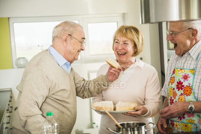 Lachende Senioren Kochen In Kuche Geschmack Erwachsene Stock Photo