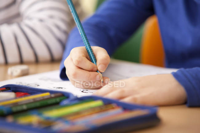 Pupils working on work sheets in classroom — Stock Photo