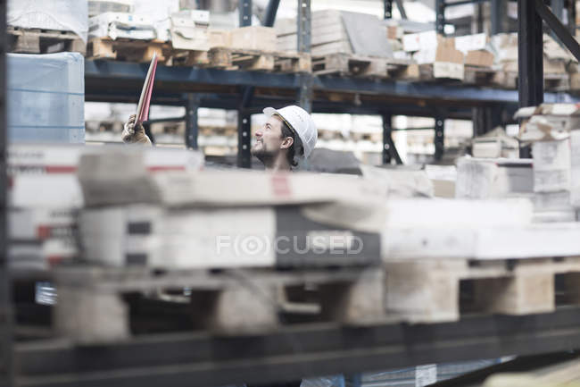 Magazzino in magazzino tra scaffali — Foto stock