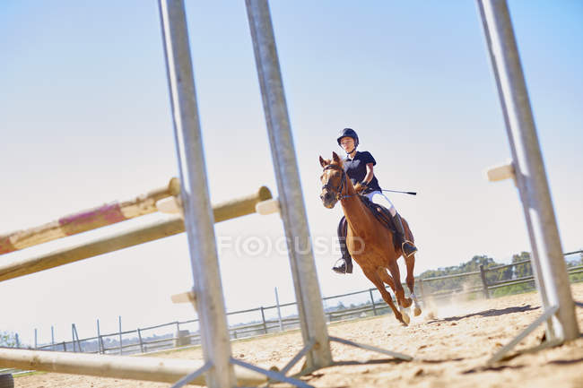 Ragazza con cavallo in mostra corso di salto — Foto stock
