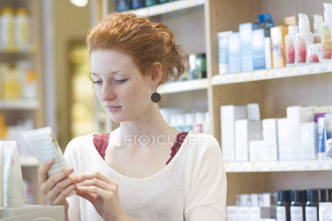 Femme cliente informant dans une boutique bio — Photo de stock