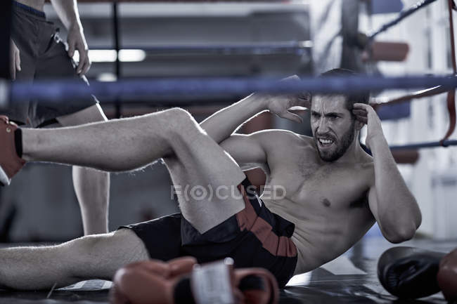Боксерів, які роблять навчання в боксерський ринг — стокове фото