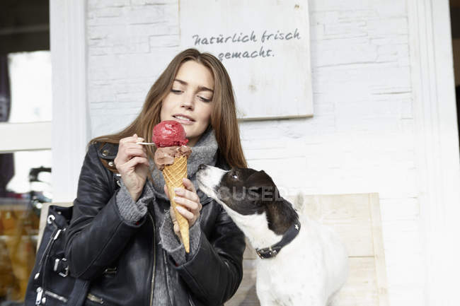 Frau Mit Hund Isst Eis Teilen Weiblich Stock Photo 180224404